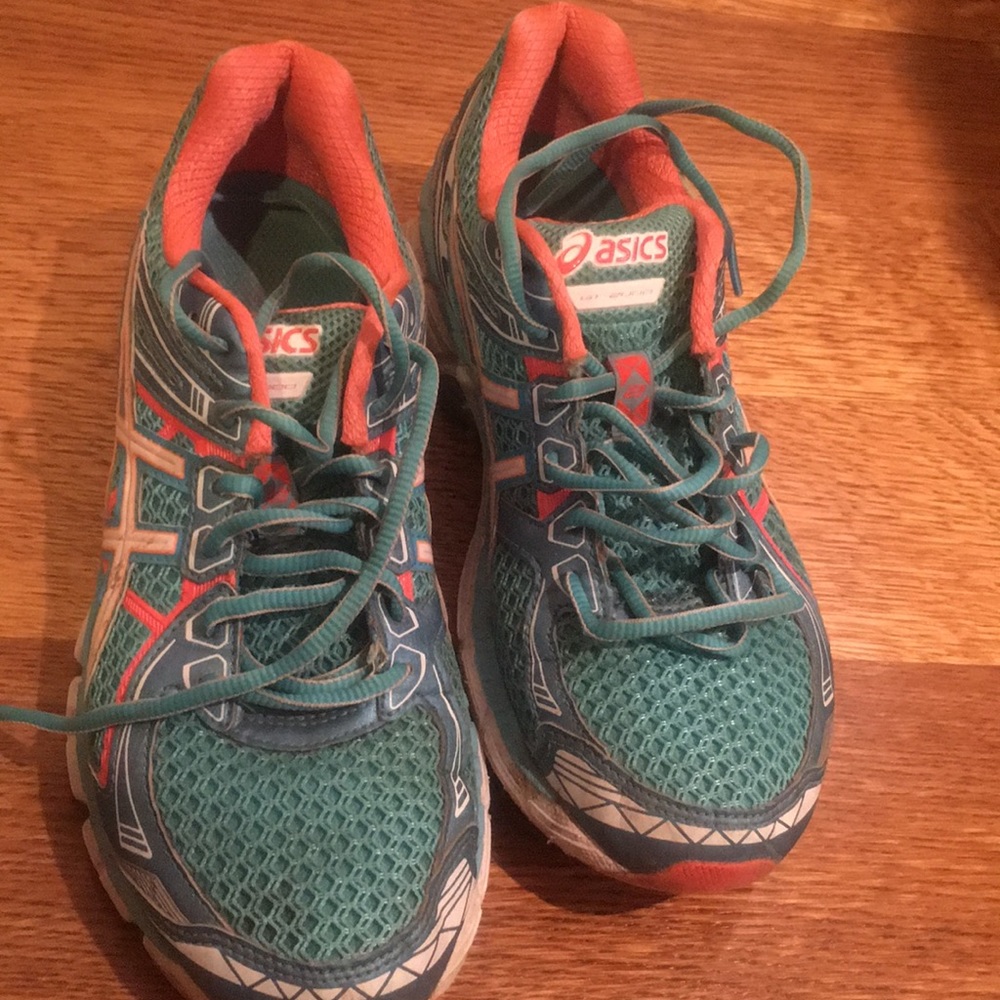 ASICS size 8 sneaker barely worn